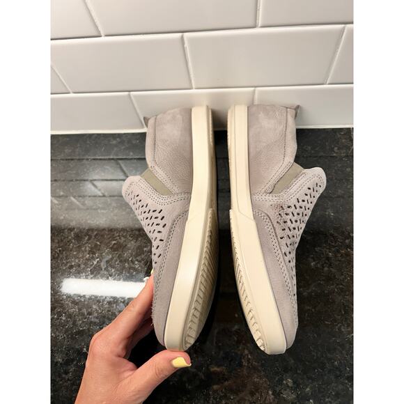 Ecco Men's Collin 2.0 Slip on Perf Leather Cut Out Detail Elastic Goring Grey 7 - Picture 9 of 12